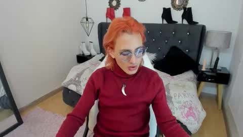 Snapshot of moonn_fox chatting on 10-21-25, 08:42 Moon online show from 10-21-25, 08:42