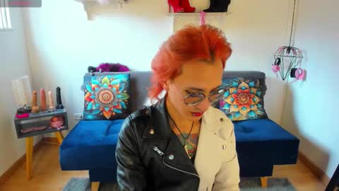 Snapshot of moonn_fox chatting on 10-31-25, 08:54 Moon online show from 10-31-25, 08:54