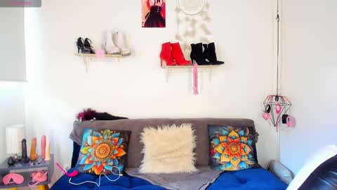 Snapshot of moonn_fox chatting on 11-02-25, 08:00 Moon online show from 11-02-25, 08:00