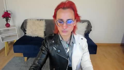 Snapshot of moonn_fox chatting on 11-15-25, 09:32 Moon online show from 11-15-25, 09:32