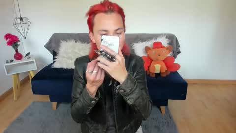 Snapshot of moonn_fox chatting on 11-17-25, 08:03 Moon online show from 11-17-25, 08:03