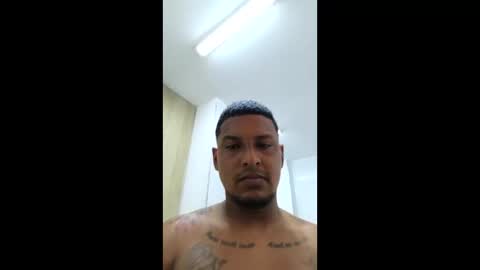 Snapshot of morenoman25 chatting on 04-06-26, 04:32 Carlos online show from 04-06-26, 04:32