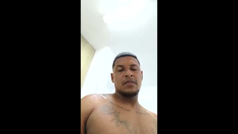 Snapshot of morenoman25 chatting on 04-06-26, 04:46 Carlos online show from 04-06-26, 04:46