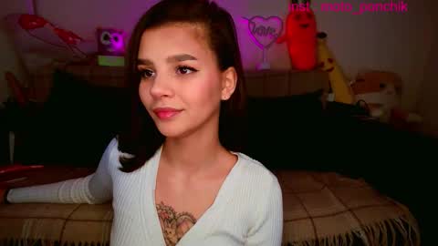 Snapshot of moto_ponchik chatting on 10-12-25, 04:55 Kris online show from 10-12-25, 04:55