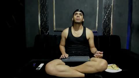 mr_maximo online show from 11-25-25, 03:17