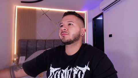 MIKEE online show from 05-01-26, 03:11