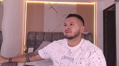 MIKEE online show from 05-10-26, 03:01
