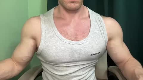 Snapshot of mrbiceps_23 chatting on 12-24-24, 08:27 Mrbiceps23 online show from 12-24-24, 08:27