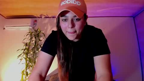 Snapshot of mrbuu_ chatting on 12-18-24, 06:21 Laura online show from 12-18-24, 06:21