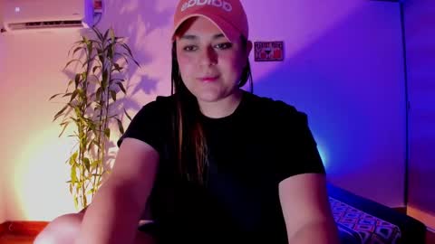 Snapshot of mrbuu_ chatting on 12-19-24, 12:13 Laura online show from 12-19-24, 12:13