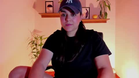 Snapshot of mrbuu_ chatting on 01-19-25, 04:44 Laura online show from 01-19-25, 04:44