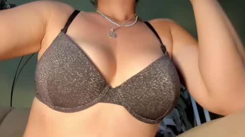 Snapshot of mspurrfectlove chatting on 03-01-25, 02:04 MsPurrfectLove online show from 03-01-25, 02:04