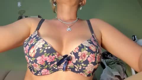 Snapshot of mspurrfectlove chatting on 03-02-25, 02:43 MsPurrfectLove online show from 03-02-25, 02:43