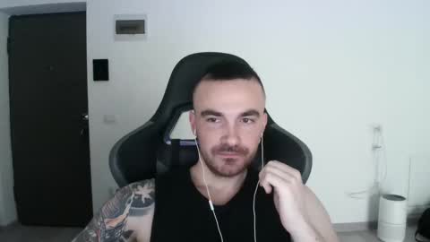 Snapshot of mu5clemania chatting on 02-18-25, 07:32 Victor online show from 02-18-25, 07:32