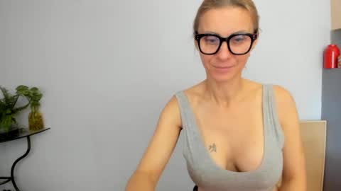LOVELY JULIA  Peter DAY online show from 12-09-24, 10:54