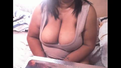 Snapshot of munniegalz1 chatting on 01-26-25, 02:08 your angel online show from 01-26-25, 02:08