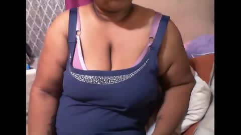 Snapshot of munniegalz1 chatting on 01-28-25, 07:00 your angel online show from 01-28-25, 07:00