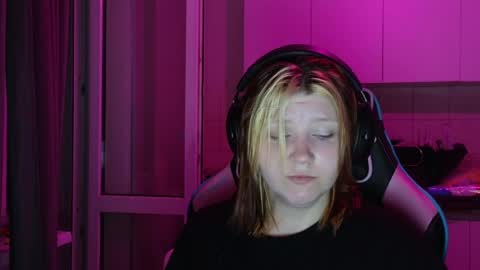 Snapshot of mura_muur chatting on 05-27-26, 04:59 Milana online show from 05-27-26, 04:59