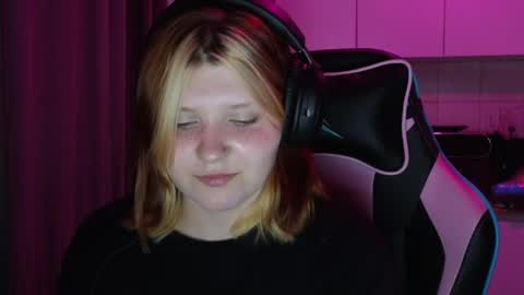 Snapshot of mura_muur chatting on 05-28-26, 02:14 Milana online show from 05-28-26, 02:14