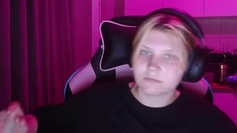 Snapshot of mura_muur chatting on 05-29-26, 04:38 Milana online show from 05-29-26, 04:38
