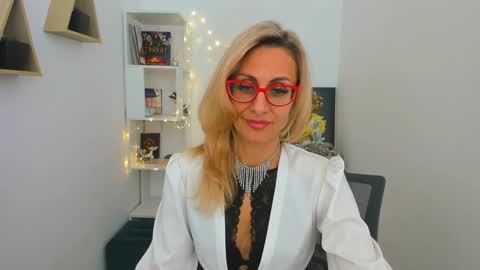 Snapshot of museofstage chatting on 01-12-25, 03:03 Diana online show from 01-12-25, 03:03