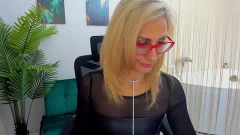 Snapshot of museofstage chatting on 02-12-25, 06:19 Diana online show from 02-12-25, 06:19