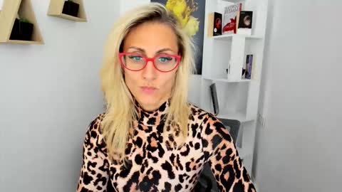 Snapshot of museofstage chatting on 09-10-25, 11:32 Diana online show from 09-10-25, 11:32