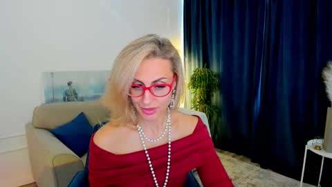 Snapshot of museofstage chatting on 05-11-26, 02:45 Diana online show from 05-11-26, 02:45