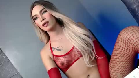 Snapshot of my_oh_my18 chatting on 12-17-24, 11:49 ROYCE online show from 12-17-24, 11:49