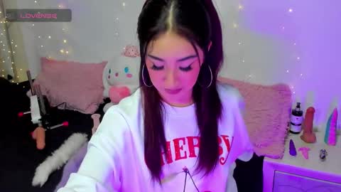 Snapshot of myeong_ chatting on 11-10-25, 04:44 online show from 11-10-25, 04:44