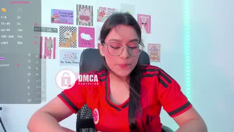 Snapshot of mypretty_isabella chatting on 06-18-26, 02:01 Bella online show from 06-18-26, 02:01