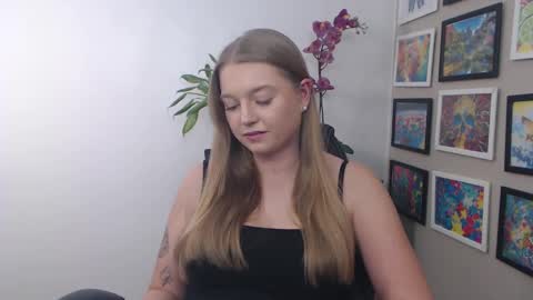 Snapshot of mysteryericax chatting on 12-10-24, 01:33 Erica online show from 12-10-24, 01:33