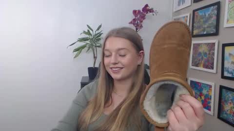 Snapshot of mysteryericax chatting on 01-16-25, 12:42 Erica online show from 01-16-25, 12:42