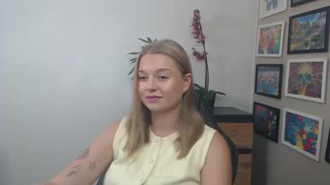 Snapshot of mysteryericax chatting on 09-09-25, 10:48 Erica online show from 09-09-25, 10:48