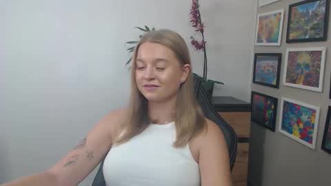 Snapshot of mysteryericax chatting on 09-10-25, 10:04 Erica online show from 09-10-25, 10:04