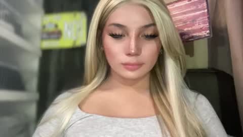 UR GIRL NEXTDOOR online show from 05-04-26, 12:45