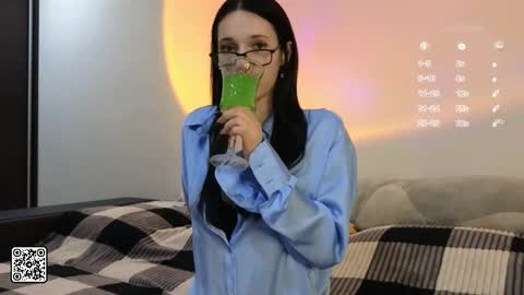 Mia online show from 10-12-25, 06:18