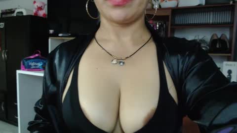 Snapshot of nadia_abaud chatting on 02-05-25, 07:39 Nadia online show from 02-05-25, 07:39
