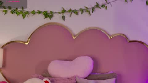 NahiaraReina  online show from 06-22-26, 01:30