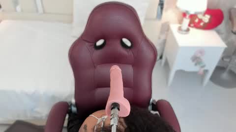 Snapshot of nahomyroberts chatting on 12-17-25, 09:26 Nahomy Roberts online show from 12-17-25, 09:26