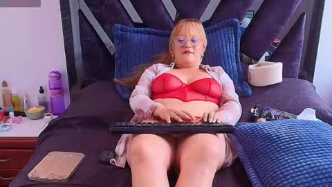 Snapshot of naomi_diamond_ chatting on 03-10-26, 02:22 Naomi online show from 03-10-26, 02:22