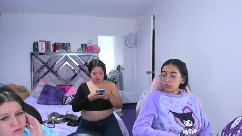Snapshot of naomi_johnson132 chatting on 05-27-26, 01:57 nahomi online show from 05-27-26, 01:57