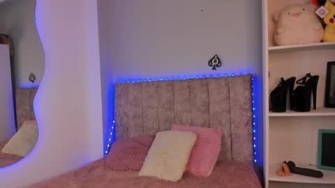 Laura  online show from 06-17-26, 03:02