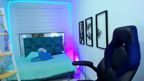 naomy online show from 09-18-25, 02:02