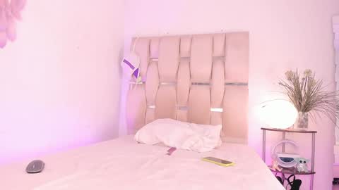 Snapshot of natalie_paris chatting on 12-18-24, 11:13 Natalie online show from 12-18-24, 11:13
