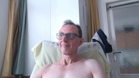 Snapshot of naturista25 chatting on 05-27-26, 01:30 naturista25 online show from 05-27-26, 01:30