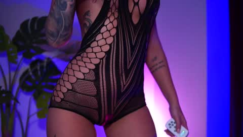 Snapshot of natydesiree chatting on 12-20-24, 01:25 Naty online show from 12-20-24, 01:25