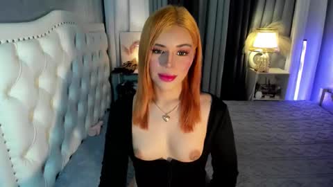 Snapshot of naughty_annaxx chatting on 10-12-25, 01:26 Anna online show from 10-12-25, 01:26