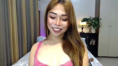 Snapshot of naughty_dreamerxxx chatting on 10-22-25, 06:35 Queen Jess online show from 10-22-25, 06:35