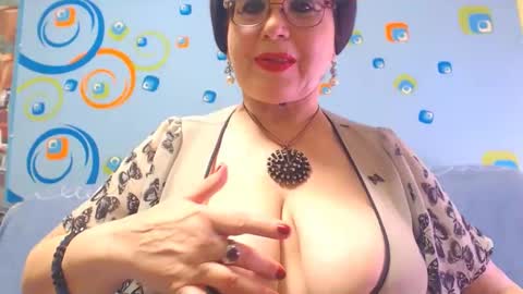Snapshot of naughtymomxxx chatting on 12-28-24, 05:55 OldKinkyMILF online show from 12-28-24, 05:55